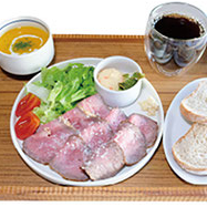 烤牛肉拼盤（飲料和麵包套餐）→1,750日圓（含稅）