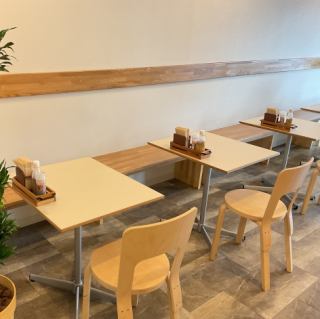 我們有兩張相對而坐的雙人桌，非常適合邊吃午餐邊聊天。