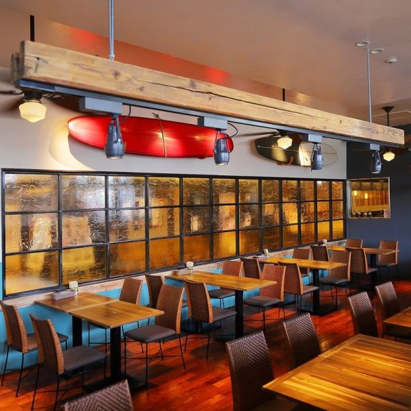 大宮にいながらリゾート気分が味わえる秘密は店内にあり★広々とした開放的な店内、お洒落な照明でゆったり★サーフボードやヤシの木が南国気分を盛り上げるハワイアンテイストな店内。インテリアの細部にまでこだわったおしゃれな空間は居心地抜群!テーブル席やソファー席など多彩なお席をご用意しております。