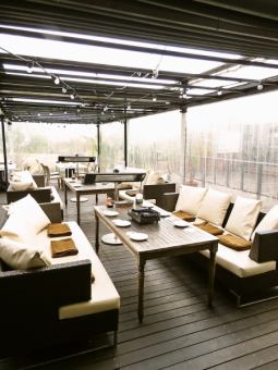 我们还有露台座位！非常适合阳光明媚的日子！