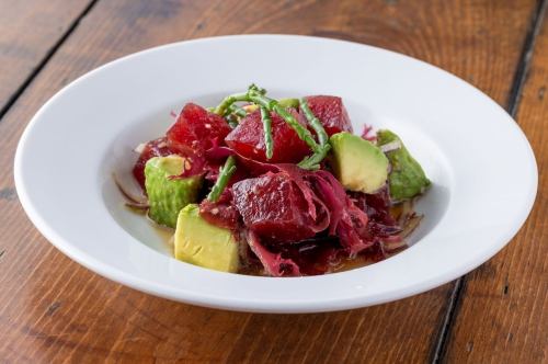 マグロとアボカドのポキ