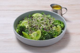 ケールとスプラウトのグリーンサラダ(塩麹ドレッシング)