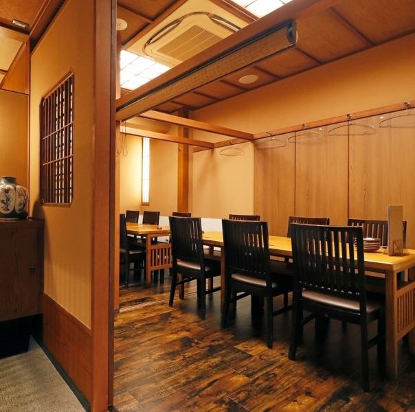雰囲気にこだわり抜いた和空間で、こだわりの鮮魚と日本酒をお楽しみください♪お席のみのご予約はもちろん、各種宴会やコースもご用意しておりますのでお気軽にお問い合わせください。
