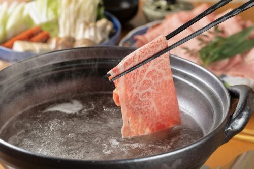 【A5級近江牛】優質脂肪的甜味和瘦肉的風味充滿的“上等裡肌肉150g涮鍋套餐”