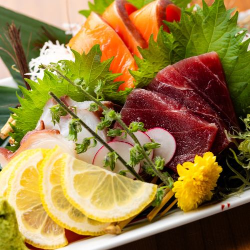 The fresh seafood delivered every morning goes perfectly with sake.
