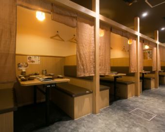 4人がけのテーブル席は幅もゆったりで嬉しい...（半個室）