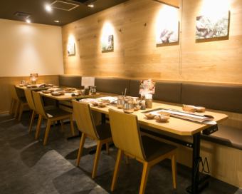 店奥のテーブル、座敷どちらでも好みに合ったシーンで！お座敷は30名様から、テーブルは14名様から