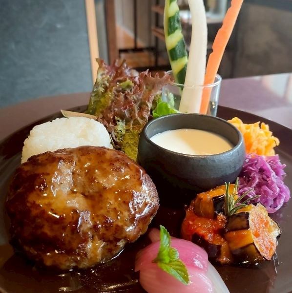 【むなかた牛ハンバーグプレート】サラダ、スープ、ハンバーグ、ご飯 付き