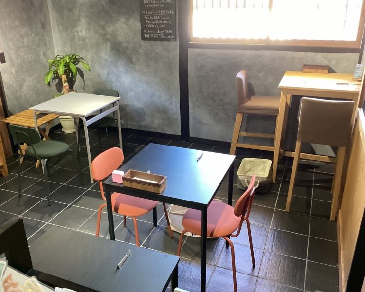 日本家屋の中に薪を使う本格的な暖炉が！シックで洗練された落ち着いた雰囲気の店内で、ティータイムやお食事をご堪能いただけます。デートや女子会、ランチなどさまざまなシチューエーションでご利用いただけるお店です☆