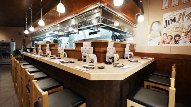 木材を基調とした内装にもこだわった店内は、心がほっと落ち着く昔ながらの雰囲気。カウンター席はお一人様からでもご利用可能で、温かみのある店内でお一人様でもゆっくりくつろげる落ち着いた空間に◎調理風景を目の当たりにしながらごゆっくりお食事をお楽しみいください。