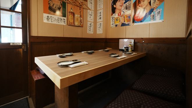 お席は1階にはカウンターとテーブルの40席、2階にはテーブル32席をご用意しております。貸切での利用も可能で8名様～最大40名様まで利用可能となっております。歓送迎会や同窓会など各種宴会からデート、ファミリーまで、皆様揃ってお気軽にお立ち寄りください◎