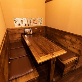 【2F】グループ宴会可能なテーブル席ご用意！最大716名着席可能なテーブルをご用意しております。