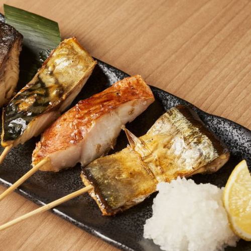 大人気の炭火焼魚串は130円からご用意♪つぶ貝なども◎