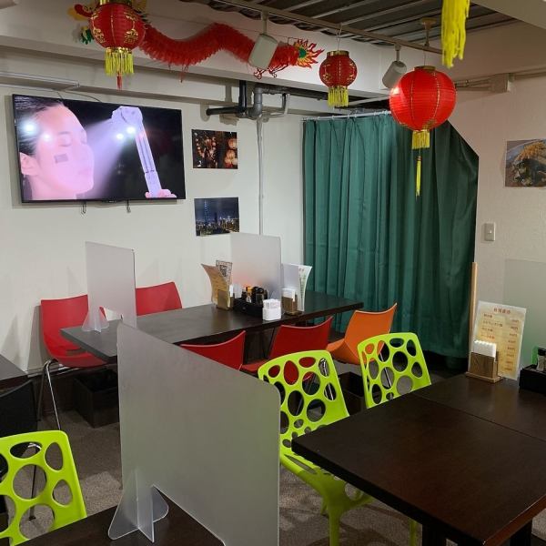 【台湾本場の雰囲気★】台湾本場の飲食店のような雰囲気です。飲み放題もご用意しておりますので飲み会もお気軽にどうぞ♪当店系列店のインド料理店『シバ』の下に当店がございます。
