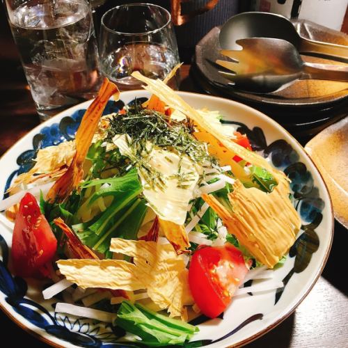 京水菜と大根の胡麻サラダ～湯葉チップス添え～