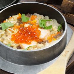 サーモンとイクラの釜飯