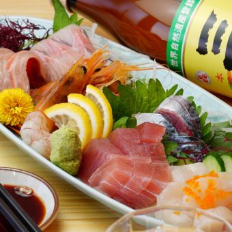 [Sashimi course] Assorted sashimi + 6 dishes ◇ 2 hours all-you-can-drink included ◇ 3,800 yen (tax included)