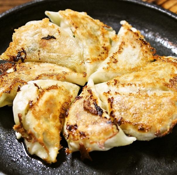 ビールが進む！自慢の逸品！【博多一口餃子　660円】