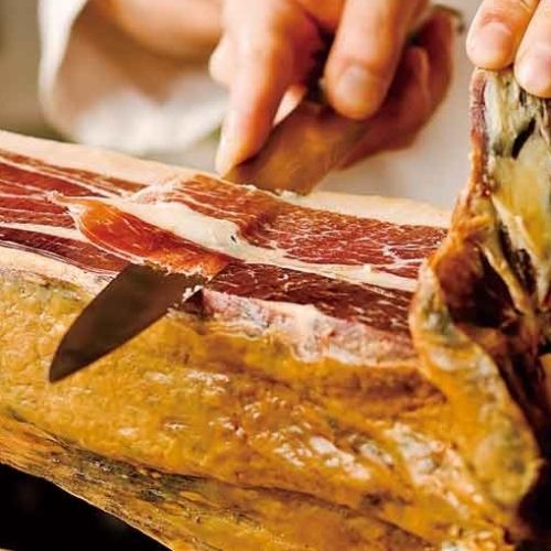 Prosciutto ham [Hamon Serrano] is a recommended dish with a rich fragrance