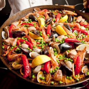 Paella with chicken and mussels