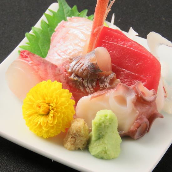 市場から仕入れる新鮮な海鮮でつくる刺身やお寿司が自慢。