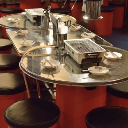 韓国屋台をイメージしたテーブル席で焼肉宴会♪丸テーブルは2-4名様、丸テーブル２つをつなぐ変形テーブルを併せると、ちょっときつめで1テーブル10名様迄に早変わり！お席のアレンジも豊富なので宴会等のご予約もお気軽にお問合せ下さい！