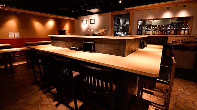 The counter seats in the dark interior create a perfect atmosphere for enjoying a drink while chatting.It's nice to have a good drink, but sometimes it's nice to have a relaxing conversation while having a deep conversation...If you sit shoulder to shoulder and eat, you might be able to talk about things you don't usually talk about.If you have a seat of your choice, feel free to do so. Please contact us.