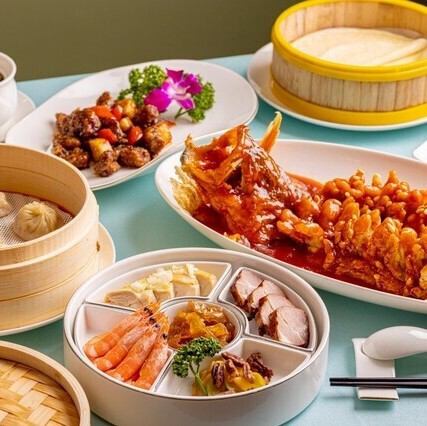 晚上，您可以一边享用中式大餐，一边放松聊天。