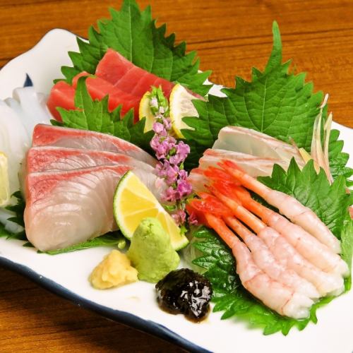 還有各種各樣的菜餚♪當天放著新鮮的生魚片！