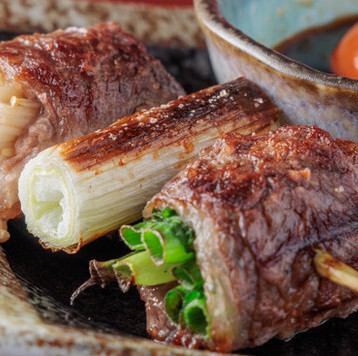 用當地雞肉和新鮮蔬菜製成的各種烤串，用備長炭烤製而成。