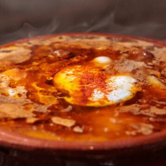 【簡易小酒館錦套餐】5串烤肉串，紅酒燉牛筋，共8道菜 ◎ 2,500日圓（含稅）