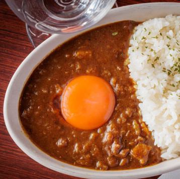 【非常滿意的套餐】7串烤肉、紅酒燉牛筋、特製咖哩等。 ◎共11道菜，4000日圓（含稅）