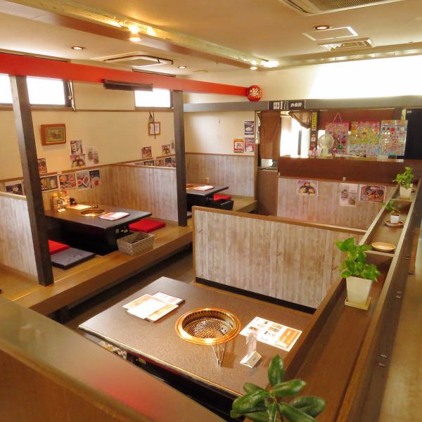 店内は明るく落ち着いた雰囲気で、家族連れでも利用しやすい広さがあります。テーブル席や小上がりなど席タイプが分かれており、シーンに合わせて使いやすいのが特徴。アクセスも良く、気軽に立ち寄れるのもポイントです。貸切利用にも対応しているため、集まりや食事会など幅広くご利用いただけます。