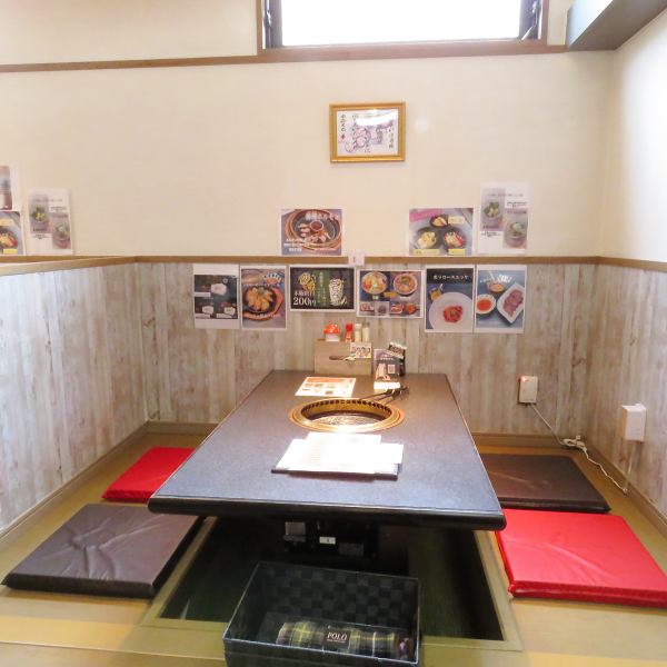 掘りごたつ式の小上がり席は、足を伸ばしてゆっくり過ごせるため、宴会や少人数での集まりにぴったり。長時間の食事でも疲れにくく、家族や友人同士の利用にも人気です。人数に合わせて使いやすく、落ち着いた雰囲気で食事を楽しめるのが特徴。気軽な宴会から、ゆったりとした食事会まで幅広く活用できます。