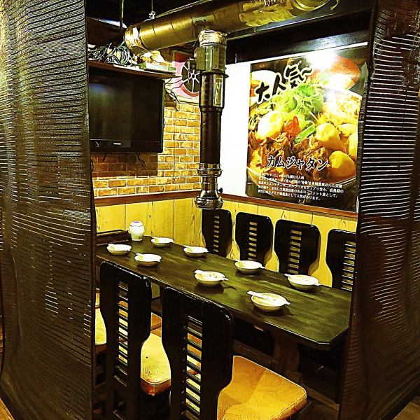 【4 ~ 8 people seats】 Recommend a small private scene ♪ We will offer a calm space and tasty dishes ★ When arranging for a large welcome party, farewell party, off party, etc., change the seat placement You can.Space filled with blinds, while watching TV, you can relax.