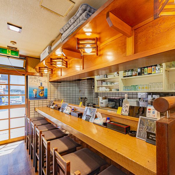 【会話が弾む】カウンターは全7席ご用意！アットホームな雰囲気で肩肘張らずにお楽しみいただけます♪お喋り好きな店主との会話を交えながら、心地よい時間をお過ごしください！お酒に合うちょうどいいアテや一品料理が揃い、心温まるひとときを演出♪ご友人との集まりにも、一人での静かな時間にもぴったりです！