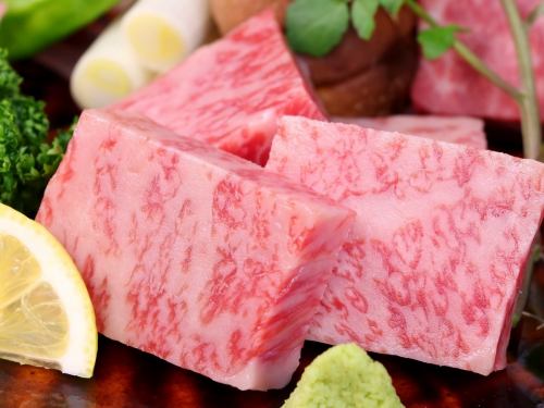 The finest ``Bungo Beef'' with fine marbling shines.Since its founding, we have been particular about purchasing only the highest quality A5 rank meat.