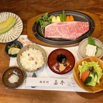 特製豐後牛西冷牛排套餐 大份 300g 12,980日圓（含稅） ※10月1日起，對來店顧客變更為13,970日圓
