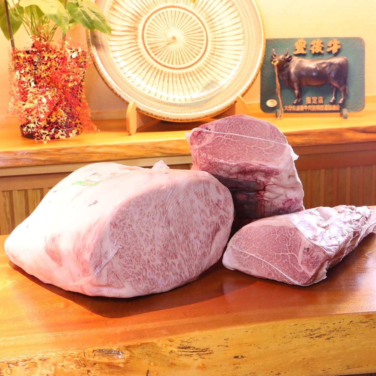 A long-established specialty store of Bungo beef, the pride of Oita.The owner personally selects and purchases the entire cow.