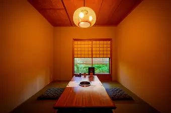 会社帰り、接待、記念日、ご旅行などにお使い頂ける完全個室♪掘りごたつで安心！2名～4名様のお部屋を4部屋ご用意しております。