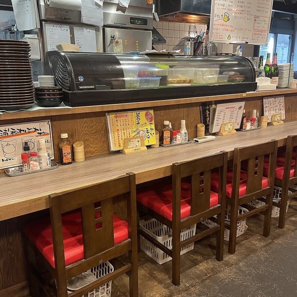 ≪活気あふれるキッチンと対面のカウンター席≫お1人様大歓迎！お仕事帰りにサクッとカウンターで1杯どうぞ。