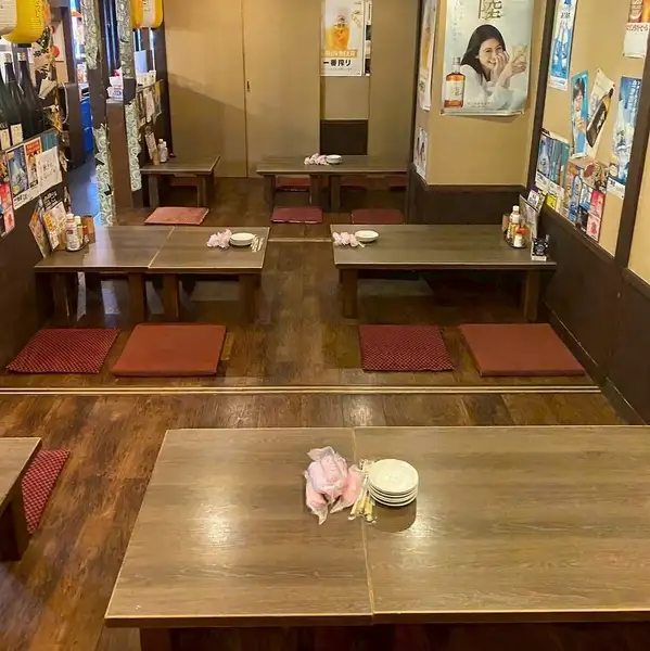 奥行きがあり程よく広く、程よくこじんまりした店内。お店の奥はテーブルが繋げられるので団体様でも分かれずに着席可能◎