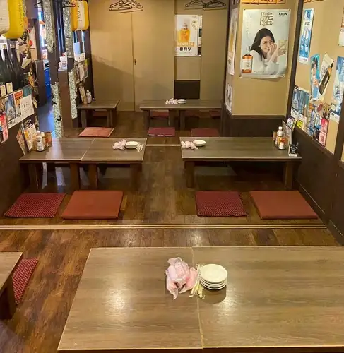 The interior has a calming Showa-era retro feel.