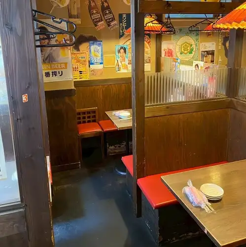 The interior has a calming Showa-era retro feel.