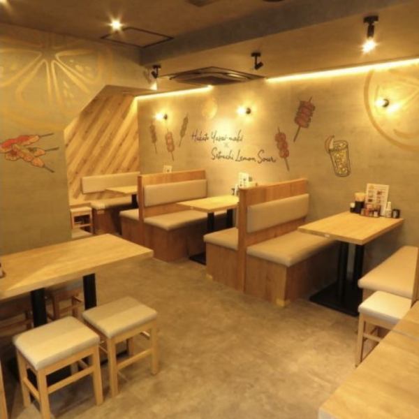 1名～広々座れる2名、4名テーブル席を多数ご用意しております。仕事帰りにちょっと飲んでサクッと食べて帰宅→そんな定番かつ究極の幸福も味わえる♪♪普段使いに最適です。お一人様もお二人様も大歓迎！居心地いい店内は女性一人でも入りやすい。品川 品川駅 人気 個室 貸切 居酒屋 レモンサワー ランチ 飲み会 焼き鳥