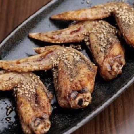自慢の博多豚バラ巻串や地鶏焼き鳥を炭火焼で♪盛り合わせのご注文でさらにお得に！