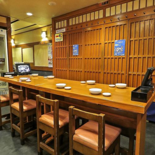 温かみのある色味で統一された店内は、安心できる空間を演出♪