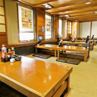 にぎやかな店内の中、ゆったりお寛ぎ頂ける掘りごたつ席は仲間との会話も弾みます♪
