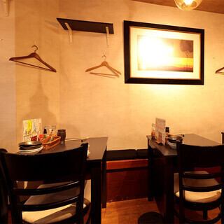 明るくアットホームな雰囲気の店内には、1～2名様向けのお席が2卓、2～3名様向けのお席が1卓。お友だちや仲間とじっくり語り合いながら、美味しいお料理やお酒を楽しみたい時にもおすすめの空間です☆リラックスした時間を過ごしながら、心温まるひとときをお楽しみください。