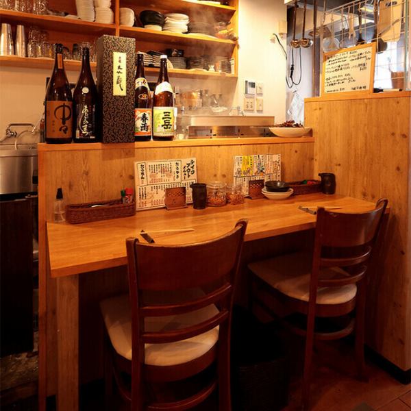 おひとり様でもゆったりと寛ぎながらお食事を楽しめるカウンター席もご用意しています。仕事帰りのサク飲みや、軽く一杯飲みたい時にもぴったりです。居心地の良い雰囲気で、こだわりのお出汁を使用したたこ焼きやおでんをお楽しみいただけます。是非お気軽にお立ち寄りください。